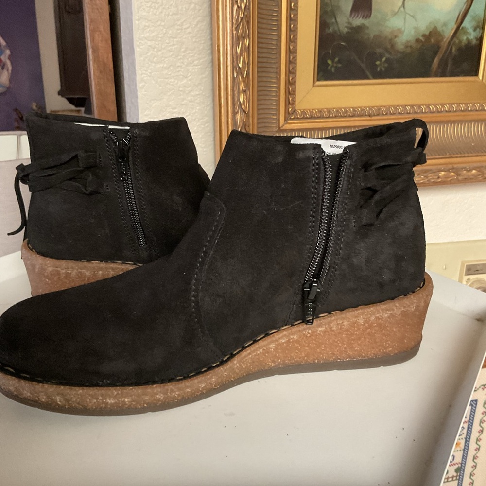 BORN VIANA SUEDE WEDGE ANKLE BOOT   BLACK SIZE 8 (38-39) NWT NO BOX